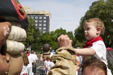 Fotos de la salida de la Comparsa de Gigantes y Cabezudos este 12 de julio de San Fermín 2026