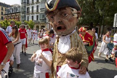 Fotos de la salida de la Comparsa de Gigantes y Cabezudos este 12 de julio de San Fermín 2026