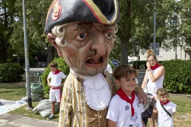 Fotos de la salida de la Comparsa de Gigantes y Cabezudos este 12 de julio de San Fermín 2026