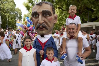 Fotos de la salida de la Comparsa de Gigantes y Cabezudos este 12 de julio de San Fermín 2026