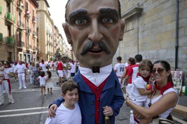 Fotos de la salida de la Comparsa de Gigantes y Cabezudos este 12 de julio de San Fermín 2026
