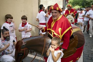 Fotos de la salida de la Comparsa de Gigantes y Cabezudos este 12 de julio de San Fermín 2026