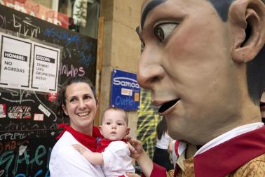 Fotos de la salida de la Comparsa de Gigantes y Cabezudos este 12 de julio de San Fermín 2026