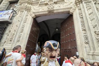 Fotos de la salida de la Comparsa de Gigantes y Cabezudos este 12 de julio de San Fermín 2026