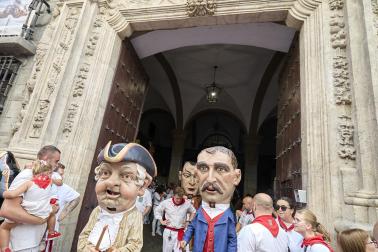 Fotos de la salida de la Comparsa de Gigantes y Cabezudos este 12 de julio de San Fermín 2026
