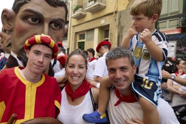 Fotos de la salida de la Comparsa de Gigantes y Cabezudos este 12 de julio de San Fermín 2026