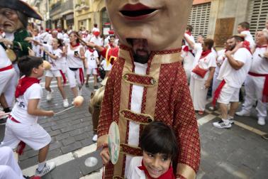 Fotos de la salida de la Comparsa de Gigantes y Cabezudos este 12 de julio de San Fermín 2026