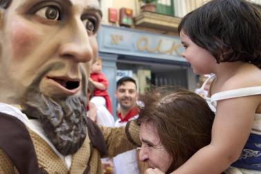 Fotos de la salida de la Comparsa de Gigantes y Cabezudos este 12 de julio de San Fermín 2026