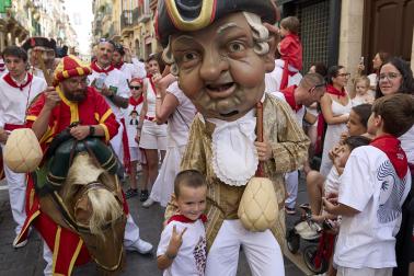Fotos de la salida de la Comparsa de Gigantes y Cabezudos este 12 de julio de San Fermín 2026