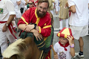 Fotos de la salida de la Comparsa de Gigantes y Cabezudos este 12 de julio de San Fermín 2026