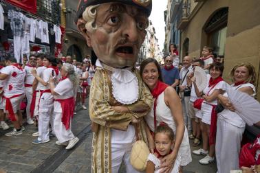Fotos de la salida de la Comparsa de Gigantes y Cabezudos este 12 de julio de San Fermín 2026