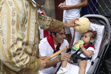 Fotos de la salida de la Comparsa de Gigantes y Cabezudos este 12 de julio de San Fermín 2026