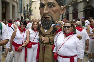 Fotos de la salida de la Comparsa de Gigantes y Cabezudos este 12 de julio de San Fermín 2026