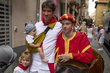 Fotos de la salida de la Comparsa de Gigantes y Cabezudos este 12 de julio de San Fermín 2026