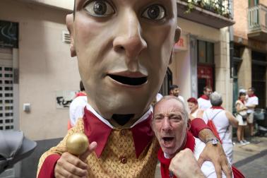Fotos de la salida de la Comparsa de Gigantes y Cabezudos este 12 de julio de San Fermín 2026