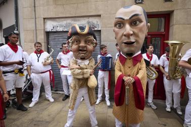 Fotos de la salida de la Comparsa de Gigantes y Cabezudos este 12 de julio de San Fermín 2026