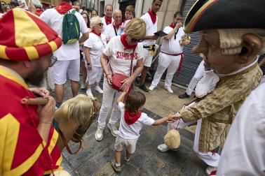 Fotos de la salida de la Comparsa de Gigantes y Cabezudos este 12 de julio de San Fermín 2026
