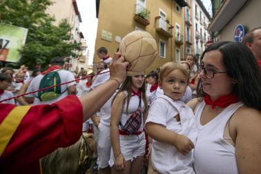 Fotos de la salida de la Comparsa de Gigantes y Cabezudos este 12 de julio de San Fermín 2026