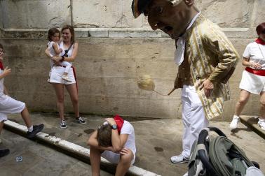 Fotos de la salida de la Comparsa de Gigantes y Cabezudos este 12 de julio de San Fermín 2026