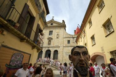 Fotos de la salida de la Comparsa de Gigantes y Cabezudos este 12 de julio de San Fermín 2026
