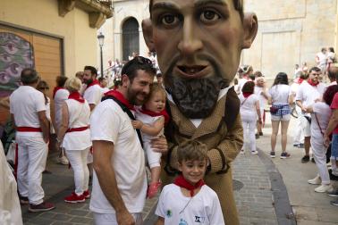 Fotos de la salida de la Comparsa de Gigantes y Cabezudos este 12 de julio de San Fermín 2026