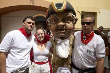 Fotos de la salida de la Comparsa de Gigantes y Cabezudos este 12 de julio de San Fermín 2026