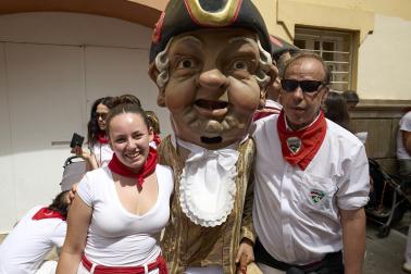 Fotos de la salida de la Comparsa de Gigantes y Cabezudos este 12 de julio de San Fermín 2026