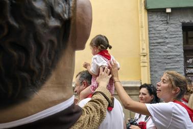 Fotos de la salida de la Comparsa de Gigantes y Cabezudos este 12 de julio de San Fermín 2026