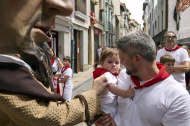Fotos de la salida de la Comparsa de Gigantes y Cabezudos este 12 de julio de San Fermín 2026