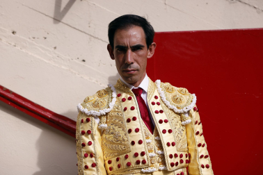 Los diestros Jiménez Fortes, Fernando Adrián y Samuel Navalón se enfrentaron a los astados de La Palmosilla en la sexta corrida de la Feria del Toro 2026