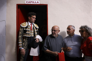 Los diestros Jiménez Fortes, Fernando Adrián y Samuel Navalón se enfrentaron a los astados de La Palmosilla en la sexta corrida de la Feria del Toro 2026