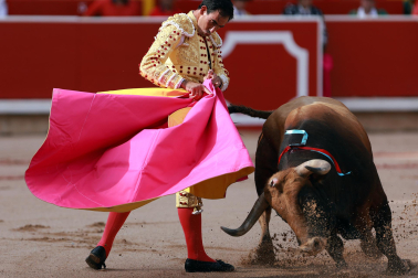 Los diestros Jiménez Fortes, Fernando Adrián y Samuel Navalón se enfrentaron a los astados de La Palmosilla en la sexta corrida de la Feria del Toro 2026