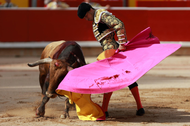 Los diestros Jiménez Fortes, Fernando Adrián y Samuel Navalón se enfrentaron a los astados de La Palmosilla en la sexta corrida de la Feria del Toro 2026