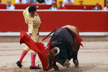 Los diestros Jiménez Fortes, Fernando Adrián y Samuel Navalón se enfrentaron a los astados de La Palmosilla en la sexta corrida de la Feria del Toro 2026