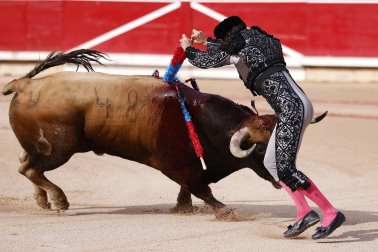 Los diestros Jiménez Fortes, Fernando Adrián y Samuel Navalón se enfrentaron a los astados de La Palmosilla en la sexta corrida de la Feria del Toro 2026
