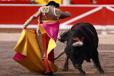 Los diestros Jiménez Fortes, Fernando Adrián y Samuel Navalón se enfrentaron a los astados de La Palmosilla en la sexta corrida de la Feria del Toro 2026