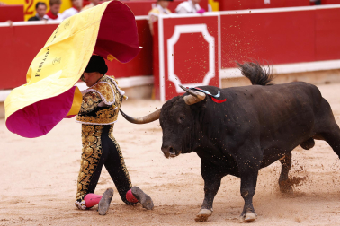 Los diestros Jiménez Fortes, Fernando Adrián y Samuel Navalón se enfrentaron a los astados de La Palmosilla en la sexta corrida de la Feria del Toro 2026