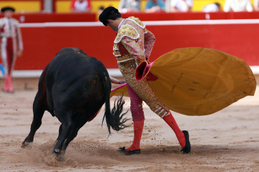 Los diestros Jiménez Fortes, Fernando Adrián y Samuel Navalón se enfrentaron a los astados de La Palmosilla en la sexta corrida de la Feria del Toro 2026