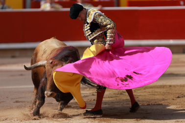 Los diestros Jiménez Fortes, Fernando Adrián y Samuel Navalón se enfrentaron a los astados de La Palmosilla en la sexta corrida de la Feria del Toro 2026