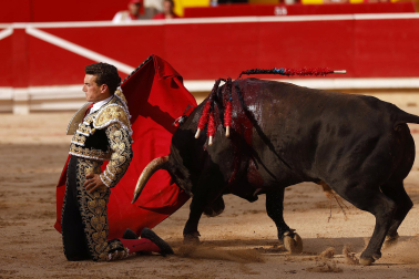 Los diestros Jiménez Fortes, Fernando Adrián y Samuel Navalón se enfrentaron a los astados de La Palmosilla en la sexta corrida de la Feria del Toro 2026