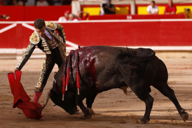 Los diestros Jiménez Fortes, Fernando Adrián y Samuel Navalón se enfrentaron a los astados de La Palmosilla en la sexta corrida de la Feria del Toro 2026