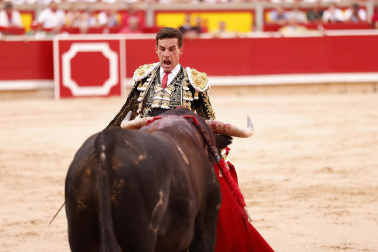 Los diestros Jiménez Fortes, Fernando Adrián y Samuel Navalón se enfrentaron a los astados de La Palmosilla en la sexta corrida de la Feria del Toro 2026