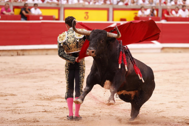 Los diestros Jiménez Fortes, Fernando Adrián y Samuel Navalón se enfrentaron a los astados de La Palmosilla en la sexta corrida de la Feria del Toro 2026