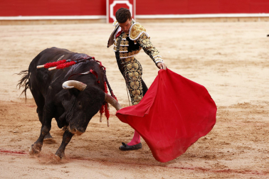 Los diestros Jiménez Fortes, Fernando Adrián y Samuel Navalón se enfrentaron a los astados de La Palmosilla en la sexta corrida de la Feria del Toro 2026