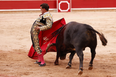 Los diestros Jiménez Fortes, Fernando Adrián y Samuel Navalón se enfrentaron a los astados de La Palmosilla en la sexta corrida de la Feria del Toro 2026