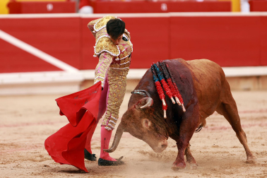 Los diestros Jiménez Fortes, Fernando Adrián y Samuel Navalón se enfrentaron a los astados de La Palmosilla en la sexta corrida de la Feria del Toro 2026