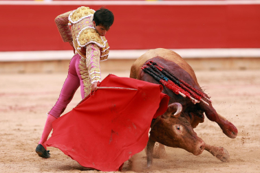 Los diestros Jiménez Fortes, Fernando Adrián y Samuel Navalón se enfrentaron a los astados de La Palmosilla en la sexta corrida de la Feria del Toro 2026