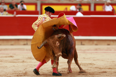 Los diestros Jiménez Fortes, Fernando Adrián y Samuel Navalón se enfrentaron a los astados de La Palmosilla en la sexta corrida de la Feria del Toro 2026