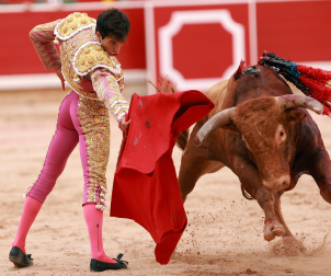 Los diestros Jiménez Fortes, Fernando Adrián y Samuel Navalón se enfrentaron a los astados de La Palmosilla en la sexta corrida de la Feria del Toro 2026