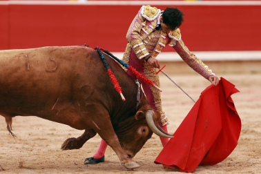 Los diestros Jiménez Fortes, Fernando Adrián y Samuel Navalón se enfrentaron a los astados de La Palmosilla en la sexta corrida de la Feria del Toro 2026